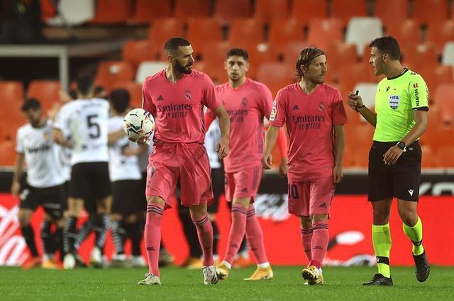 把球压到右 把球压到右